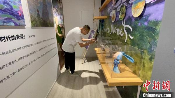 5日，在山西太原北美新天地，“莫奈·花园光影艺术展”吸引游客参观并体验。　屈丽霞 摄