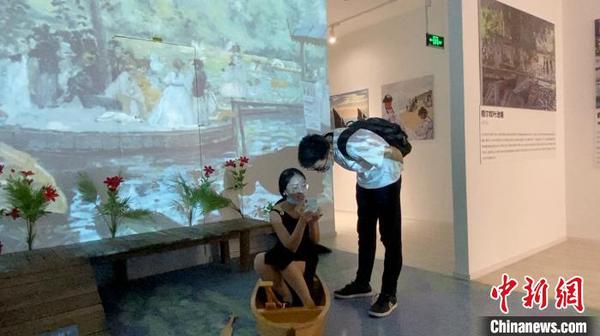 与传统画展不同，参观者可以坐在沙发上，也可以荡舟蛙塘中，沉浸式体验莫奈的印象派风格?！∏鱿?摄