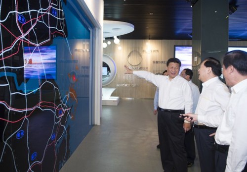 2015年5月25日中午，习近平来到浙江舟山。这是习近平在浙江舟山群岛新区城市展示馆，观看反映舟山近年经济社会发展的图片、沙盘和视频短片，向省、市负责同志详细了解有关情况。（新华社记者 谢环驰 摄）