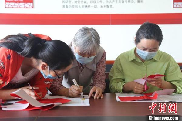 高彩霞传授剪纸的经验及技巧?！∮荣?摄