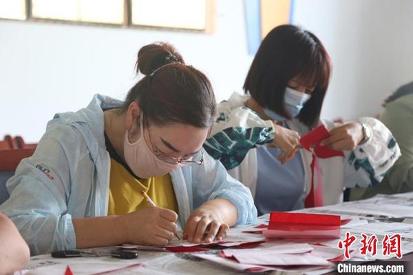 学员们认真练习剪纸艺术?！∮荣?摄