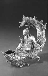 元代朱碧山银槎　高18厘米　长20厘米　故宫博物院藏