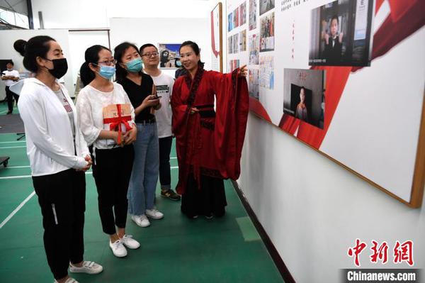 “行动——阳陵人战疫录”主题展览开展?！√锝?摄