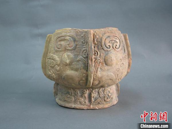 楼署红修复的南宋官窑仿青铜陶卣残片，左侧为修复后的?！⊥τ?摄