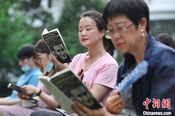 现场观众阅读、品味诗歌的魅力?！≌藕辔?摄