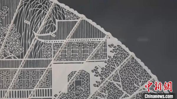 百余件珍品扇子在沪展出制扇大师揭秘如何制作檀香扇