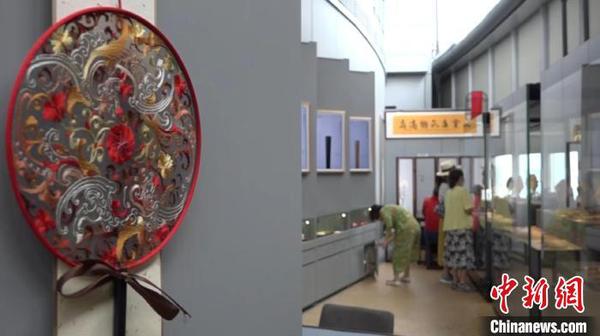 6月13日，在上海中心举行的扇子展吸引了不少观众。　徐明睿 摄