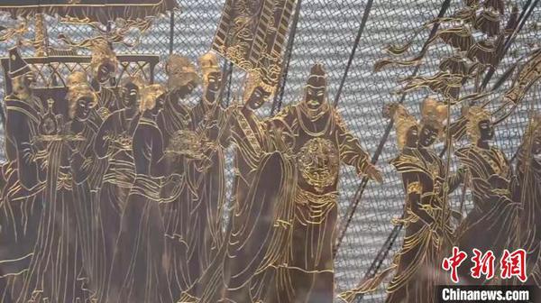 邢伟中作品——黑檀浅刻描金扇《贵妃出巡图》在现场展出?！⌒烀黝?摄