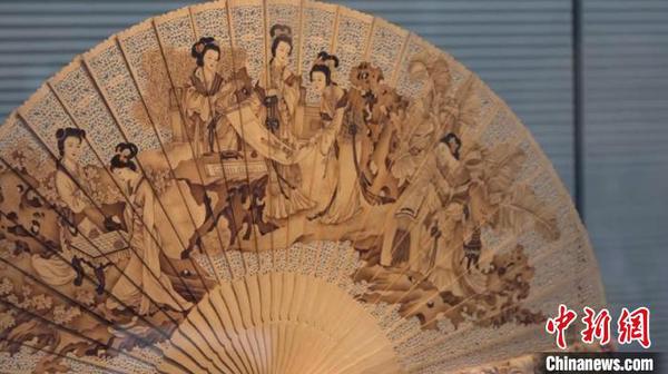 6月13日，在上海中心举行的扇子展吸引了不少观众。　徐明睿 摄