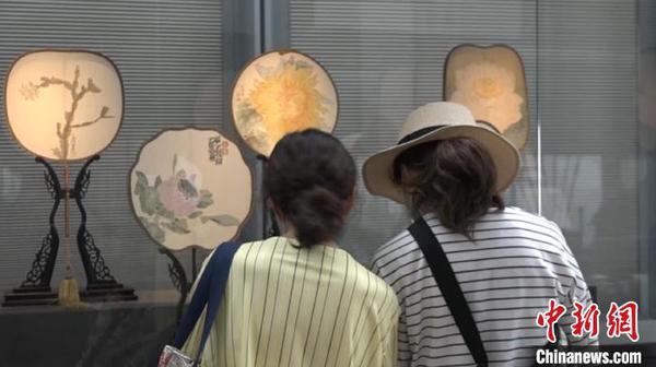 6月13日，在上海中心举行的扇子展吸引了不少观众。　徐明睿 摄