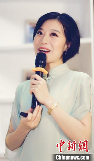 文化和自然遗产日，“非遗”闽剧传承人、一级演员林颖在福州市总工会举办的“劳模大讲坛”与大家分享《非遗薪传 闽韵流芳——闽剧艺术守护者》的故事?！〕滦∧?摄