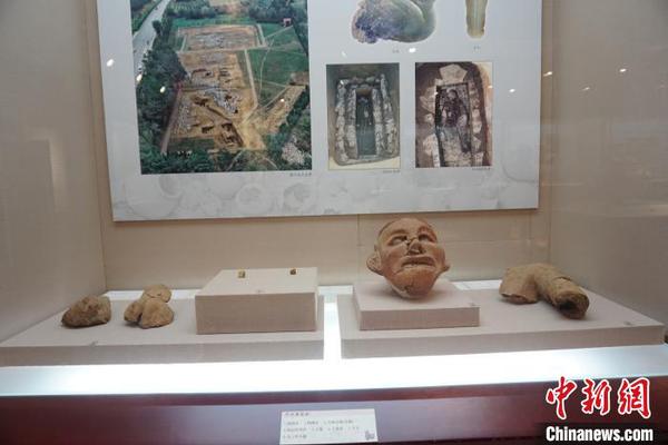 展出的“牛河梁遗址”及出土文物?！±顣?摄