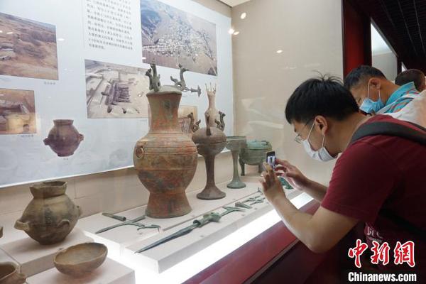 观众在参展?！±顣?摄