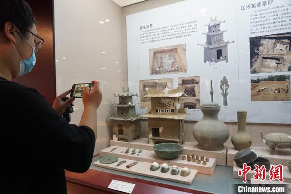 观众在参展。　李晛 摄