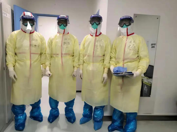 图片3：第一次进入接管病区前，李海潮（左二）与他的队员们