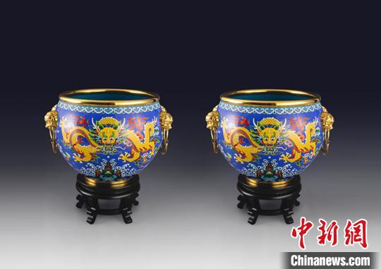 景泰蓝《盛世吉祥？大龙缸》以神秘玛瑙蓝、高贵帝王黄为主色调，以故宫正龙纹为主纹饰，辅以如意云头纹、江崖海水纹等皇家传统纹饰点缀，五爪金龙威武雄视，寓意吉祥富贵、国泰民安?！∷镅钦?摄