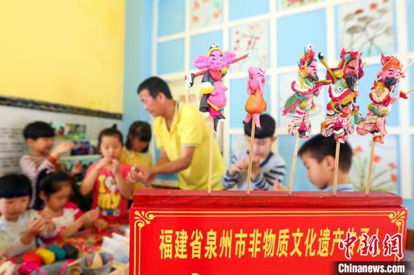 “妆糕人”的人物造型惟妙惟肖?！〕旅骼?摄