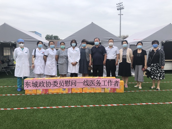 区政协领导带领政协委员到核酸检测点慰问医务人员