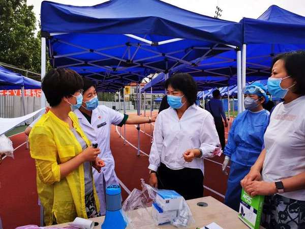 耿嘉玮委员在核酸检测现场指挥调度