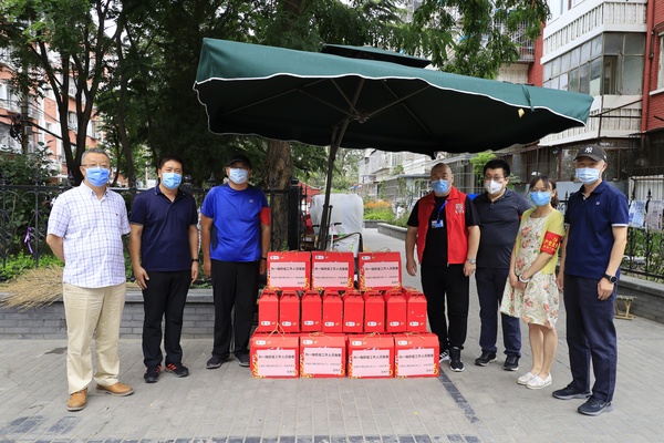 张海军委员向下沉社区干部赠送慰问品