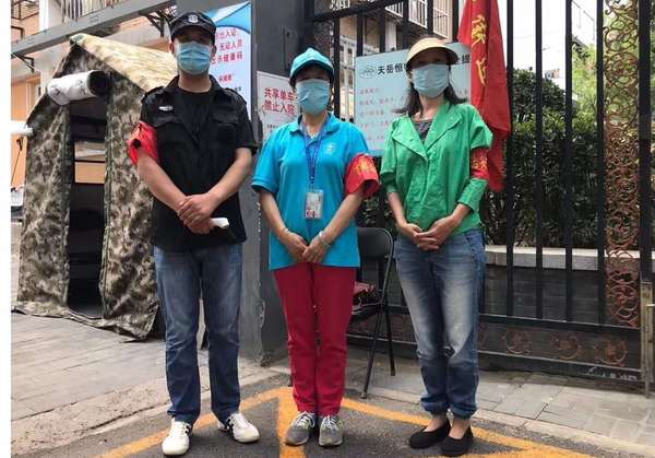 梁萍委员参与社区防控值守