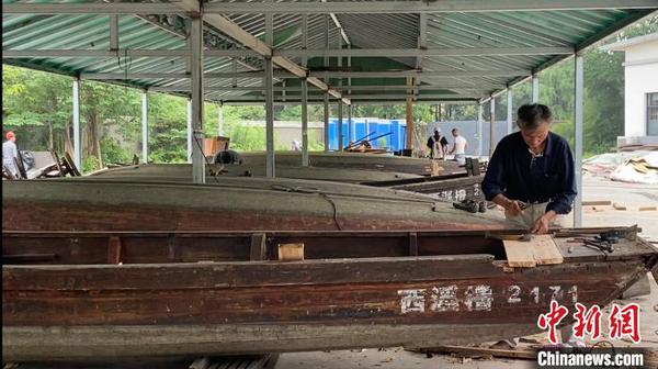 修补西溪湿地游船?！∏糠?摄