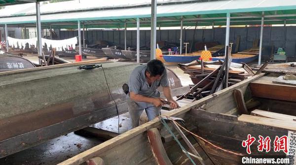 俞国炎正在维修破损船只?！∏糠?摄