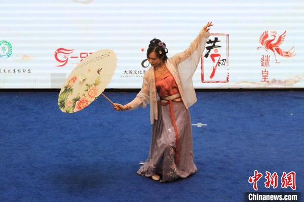 轻歌曼舞?！∩虻畛?摄