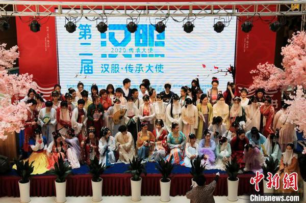 照张合影?！∩虻畛?摄