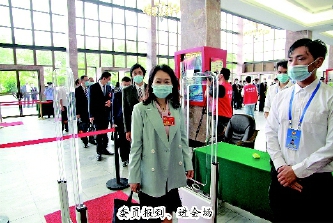     委员报到、进会场