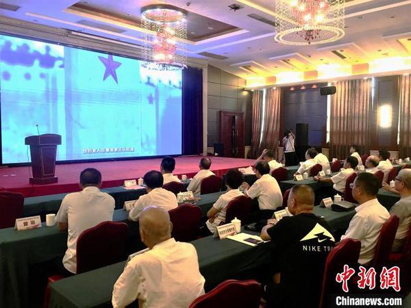 图为观看《寻?！芳吐计?。　叶茂 摄