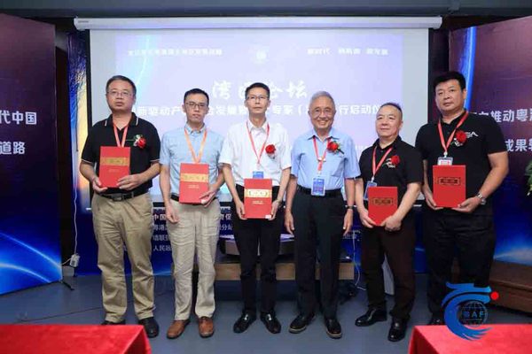 图片说明：王兆凯院士给一众博士颁发深圳众博院士专家工作站的高级研究员颁发聘书。人物（左起）：周礼红、陈能军（由照片中的高洪波代领）、吴奋生、王兆凯、冯春、丁恒