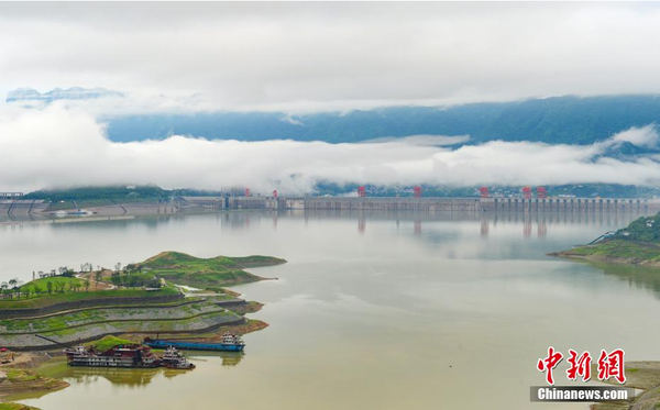 6月28日14时至29日2时，今年首轮4万立方米每秒洪水抵达三峡水库，三峡大坝压减出库流量拦蓄洪水。目前长江上游来水已转退，截至6月29日14时，三峡入库流量已降至37000立方米每秒，出库流量34500立方米每秒。因拦蓄洪水，三峡水库水位当日18时已涨至147.58米。 雷勇 摄