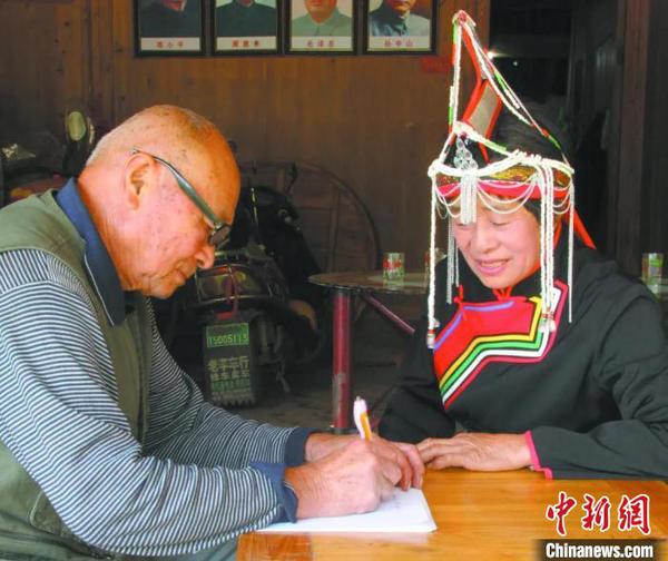 蓝玉聪致力于畲歌传唱，老伴雷成和成了她的“定制”词作者 泰顺县文化馆 供图 摄