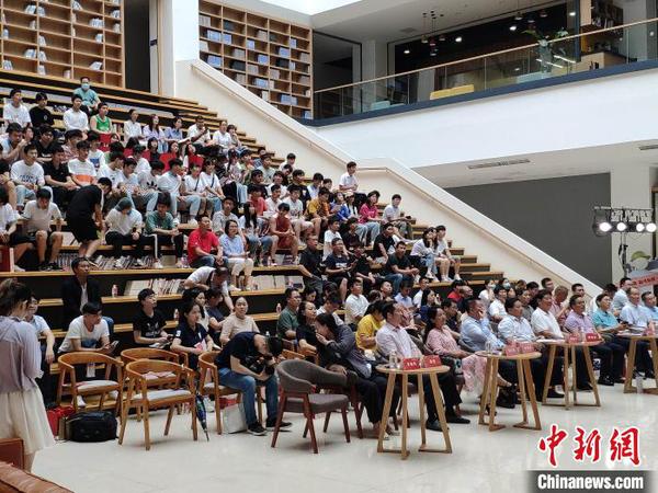 听众认真聆听?！⊥蹶魂?摄