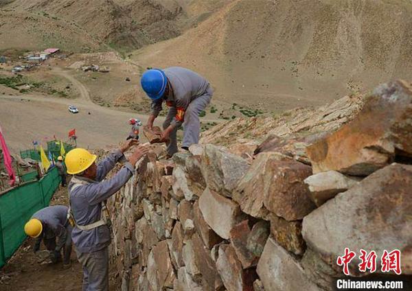 图为小佘太秦长城修缮现场?！×跷幕?摄