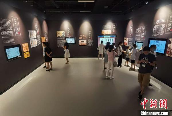 观众参观“壁画的平行世界——狄仁杰带你探北朝”展览。　胡健 摄