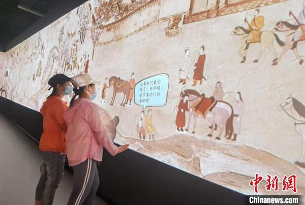 观众参观“壁画的平行世界——狄仁杰带你探北朝”展览?！『?摄