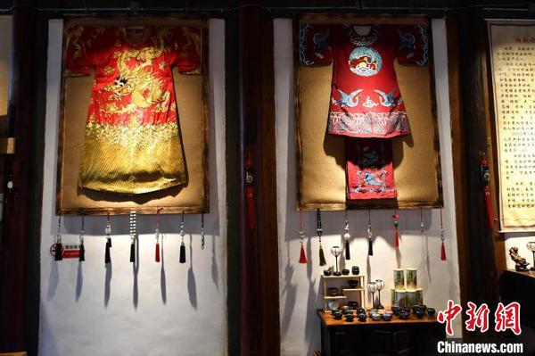 图为装饰在文化交流中心内的闽剧戏服?！÷烂?摄