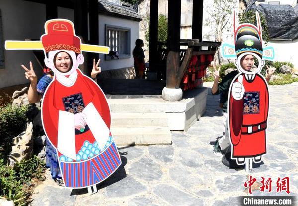 民众体验与古代状元卡通人物摆拍合影?！〖钦吡蹩筛?摄