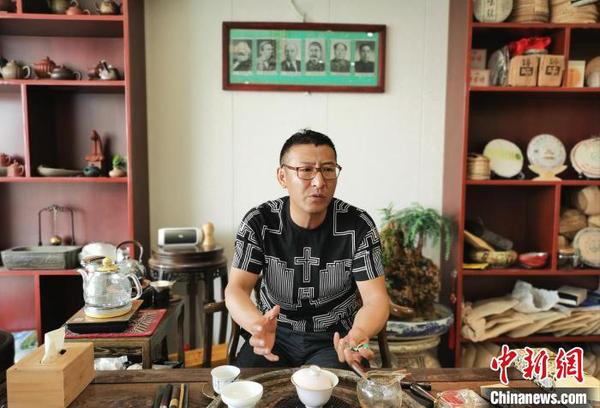 图为阚立文正在向记者介绍自己的想法?！±畎?摄