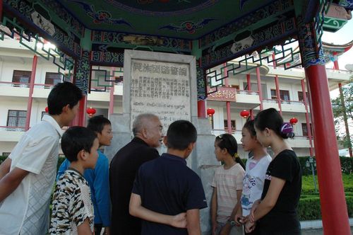 民族团结誓词碑（新华社记者吉哲鹏 摄）