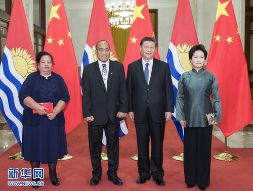 1月6日，国家主席习近平在北京人民大会堂同基里巴斯总统马茂会谈。这是会谈前，习近平和夫人彭丽媛同马茂总统夫妇合影。 新华社记者 黄敬文 摄