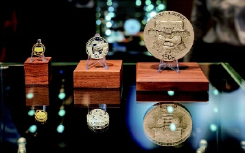 7月6日，正值良渚古城遗址成功申报世界文化遗产一周年。中国人民银行于当天发行世界遗产（良渚古城遗址）金银纪念币一套，首发仪式在浙江良渚古城遗址公园举行。    新华社发