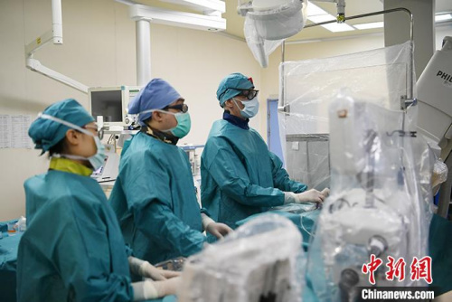 5月29日，吉林长春，拉瓦若(右一)进行手术。<a target='_blank' href='http://www.chinanews.com/'>中新社</a>记者 张瑶 摄