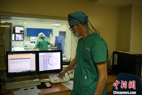 5月29日，吉林长春，拉瓦若查看病人的心脏造影。<a target='_blank' href='http://www.chinanews.com/'>中新社</a>记者 张瑶 摄