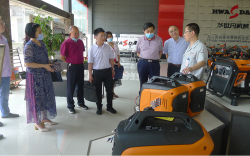 近日，重庆市九龙坡区政协组织委员视察企业集体协商工作。图为政协委员在重庆华世丹机械有限公司视察。