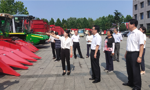 近日，山东省济宁市兖州区政协组织部分农业界委员、有关提案承办单位负责人及农机专家就“打造农机装备产业集群”重点提案办理专题协商。委员们先后到多家企业实地走访调研。图为委员们在山东金大丰机械有限公司听取新产品研发和销售情况介绍。