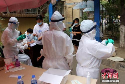 资料图：医护人员为居民进行核酸检测。中新社记者 史玉江 摄