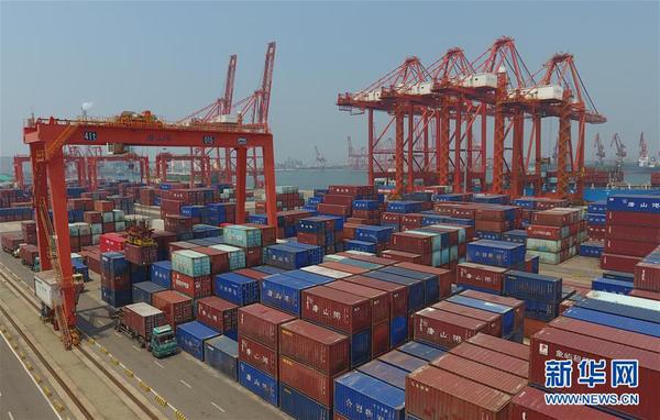 7月16日，国家统计局发布数据，初步核算，上半年国内生产总值456614亿元，按可比价格计算，同比下降1.6%。分季度看，一季度同比下降6.8%，二季度增长3.2%。这是工人在唐山港京唐港区集装箱货场操作机械设备调运集装箱（7月16日摄）。 新华社记者 杨世尧 摄